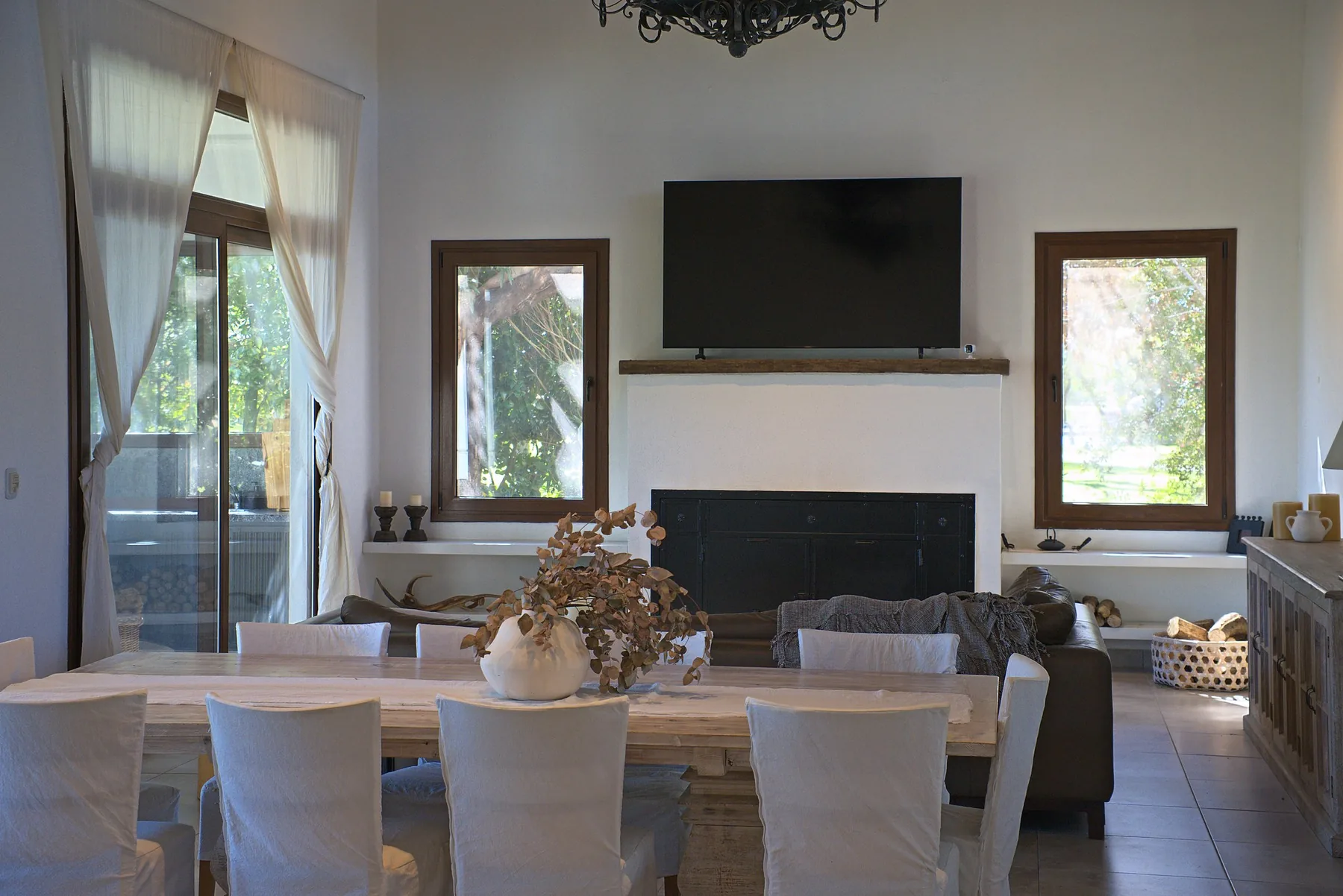El comedor, alineado con las ventanas al parque.